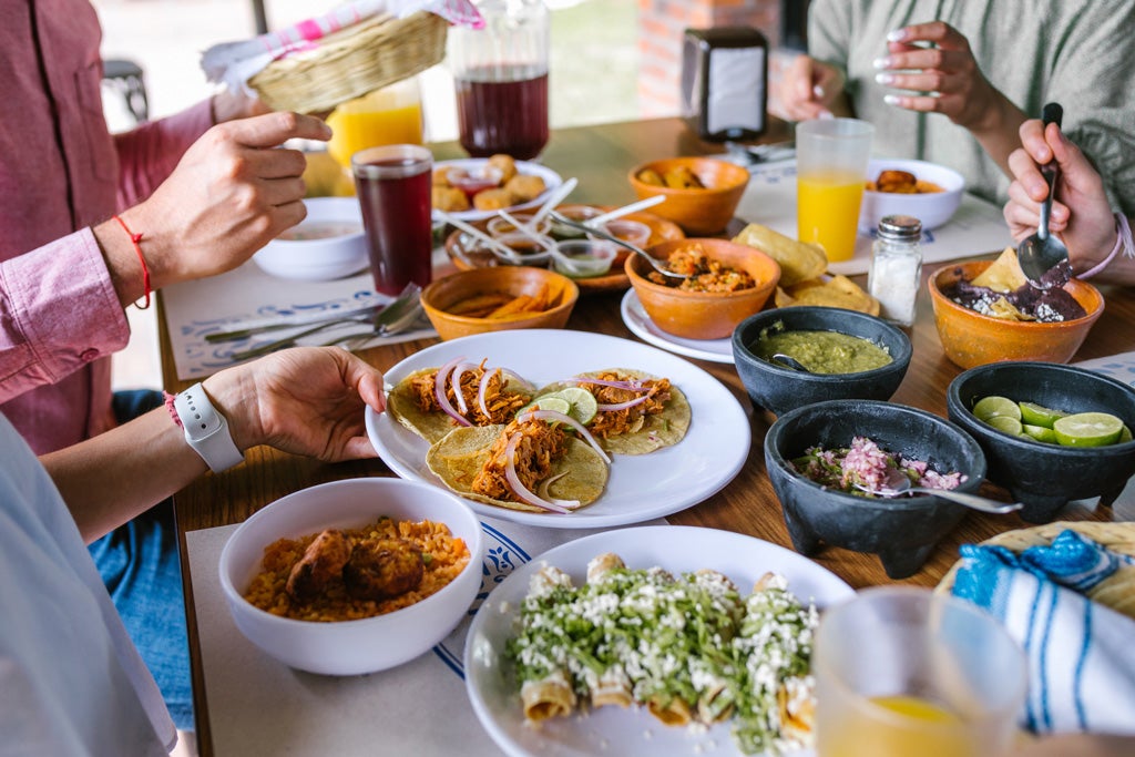 Mesa con pasabocas en la mesa