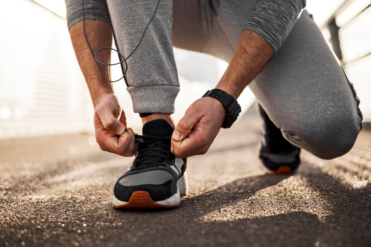 Un joven alistándose para practicar parkour como uno de los deportes urbanos.