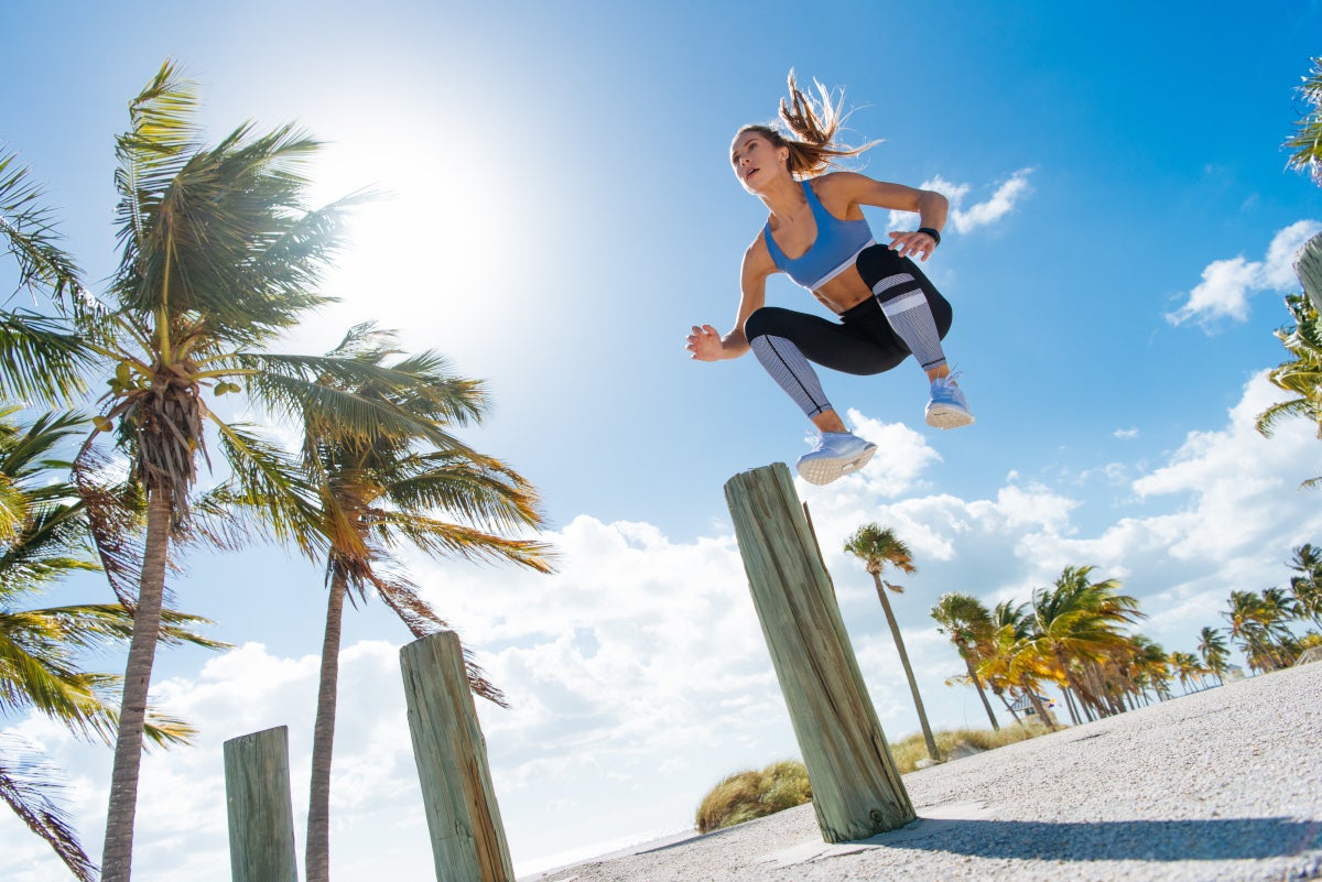 Una joven practicando el deporte urbano street workout