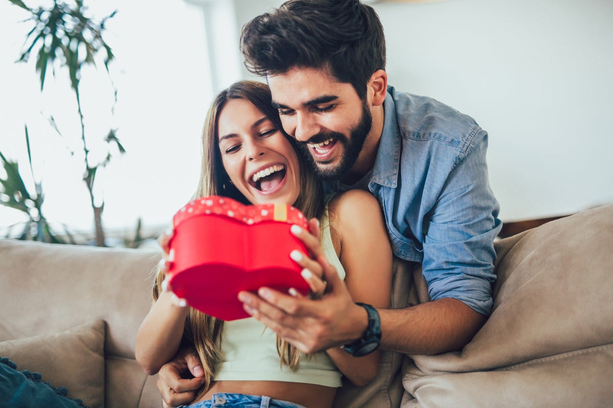 Hombre dándole un detalle de amor y amistad a su esposa en forma de corazón