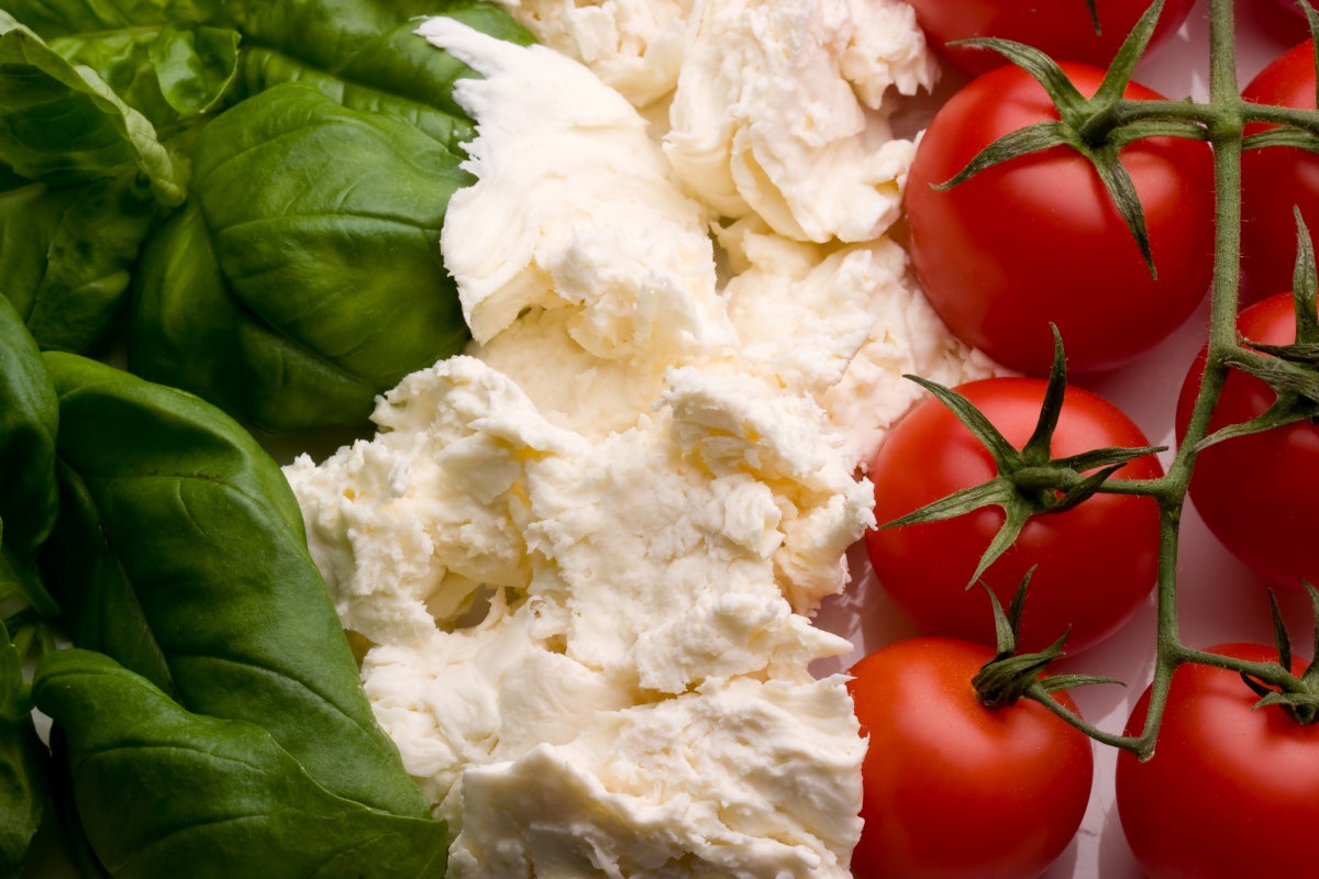 Tomates cherries, queso crema y albahaca