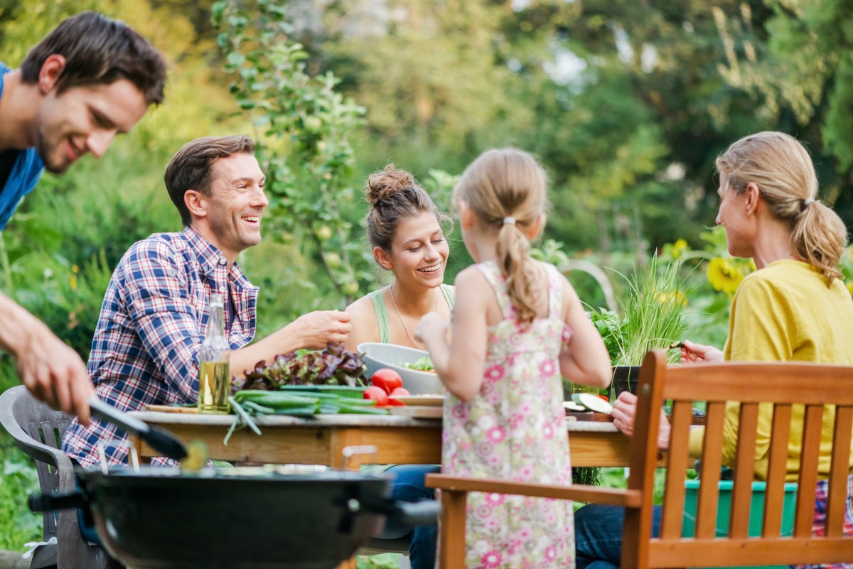 Familia compartiendo pasabocas sencillos reunidos en una mesa