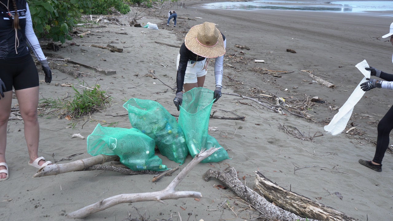 Persona de Playa Limpia organizando las bolsas de reciclaje