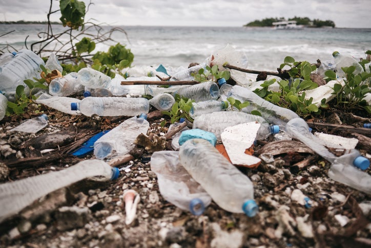 Botellas plásticas en la playa