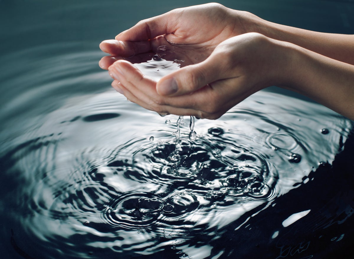 Manos tocando agua