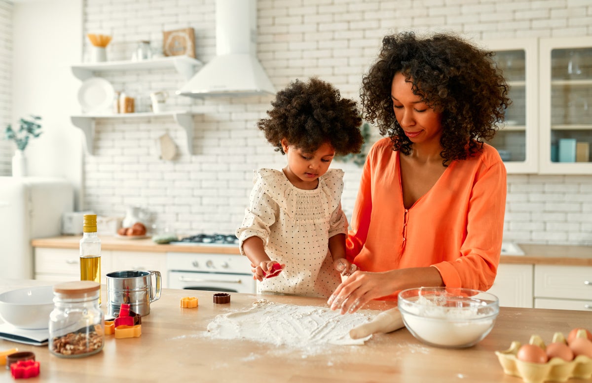 Mujer y su hija preparando la comida de viaje para guardar.