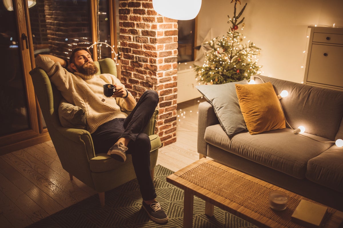 Hombre tomando un café luego de comer galletas integrales