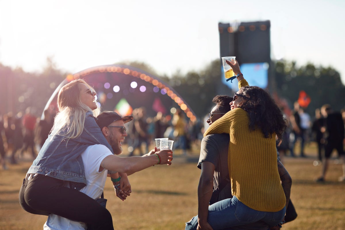 Grupo de amigos disfrutando de un festival de música