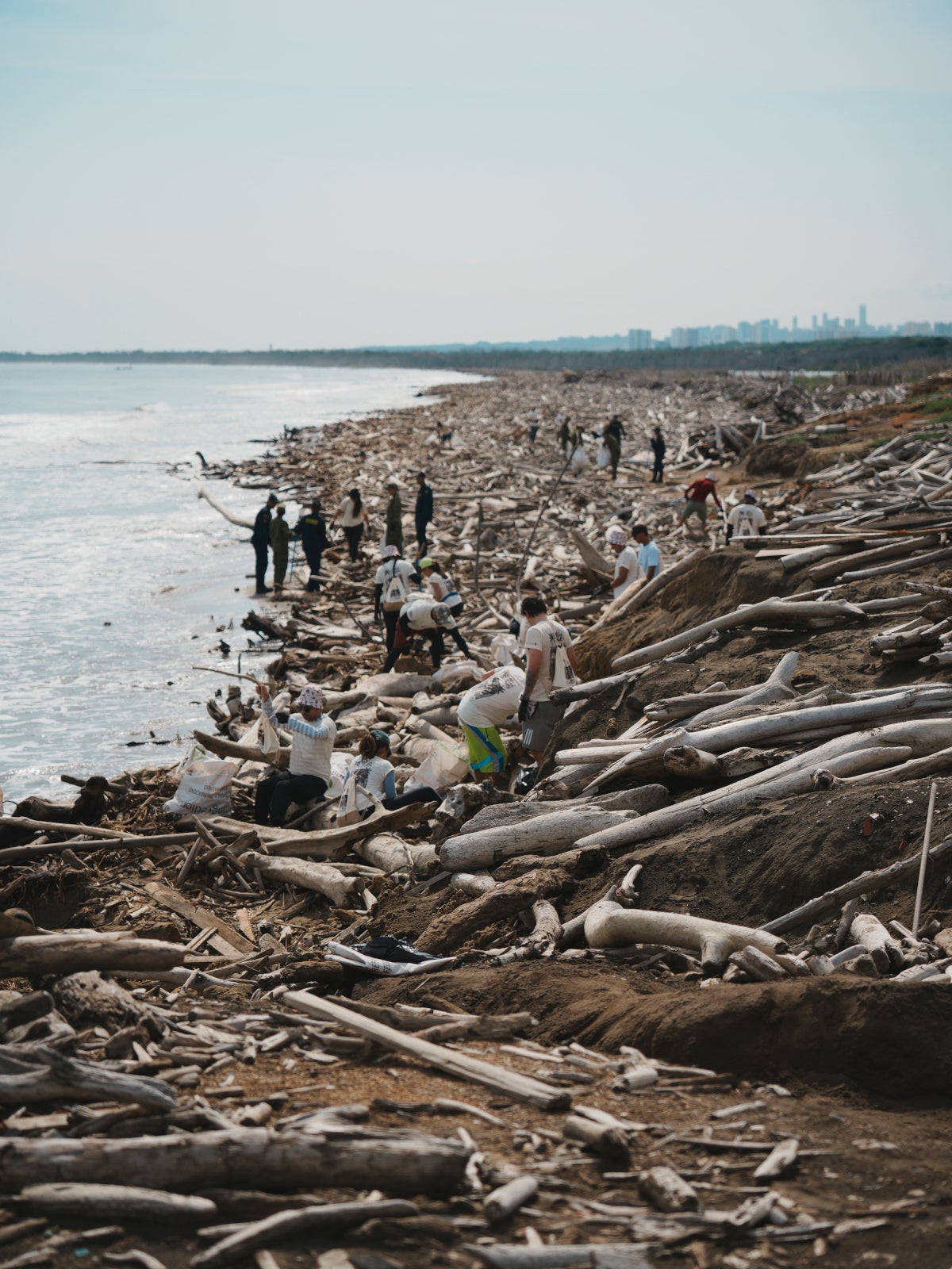 Playa de Puerto Colombia con la basura recogida por la Tropa de Playa Limpia