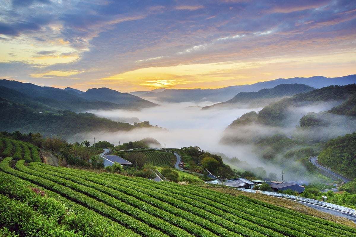 Paisaje con atardecer y montañas