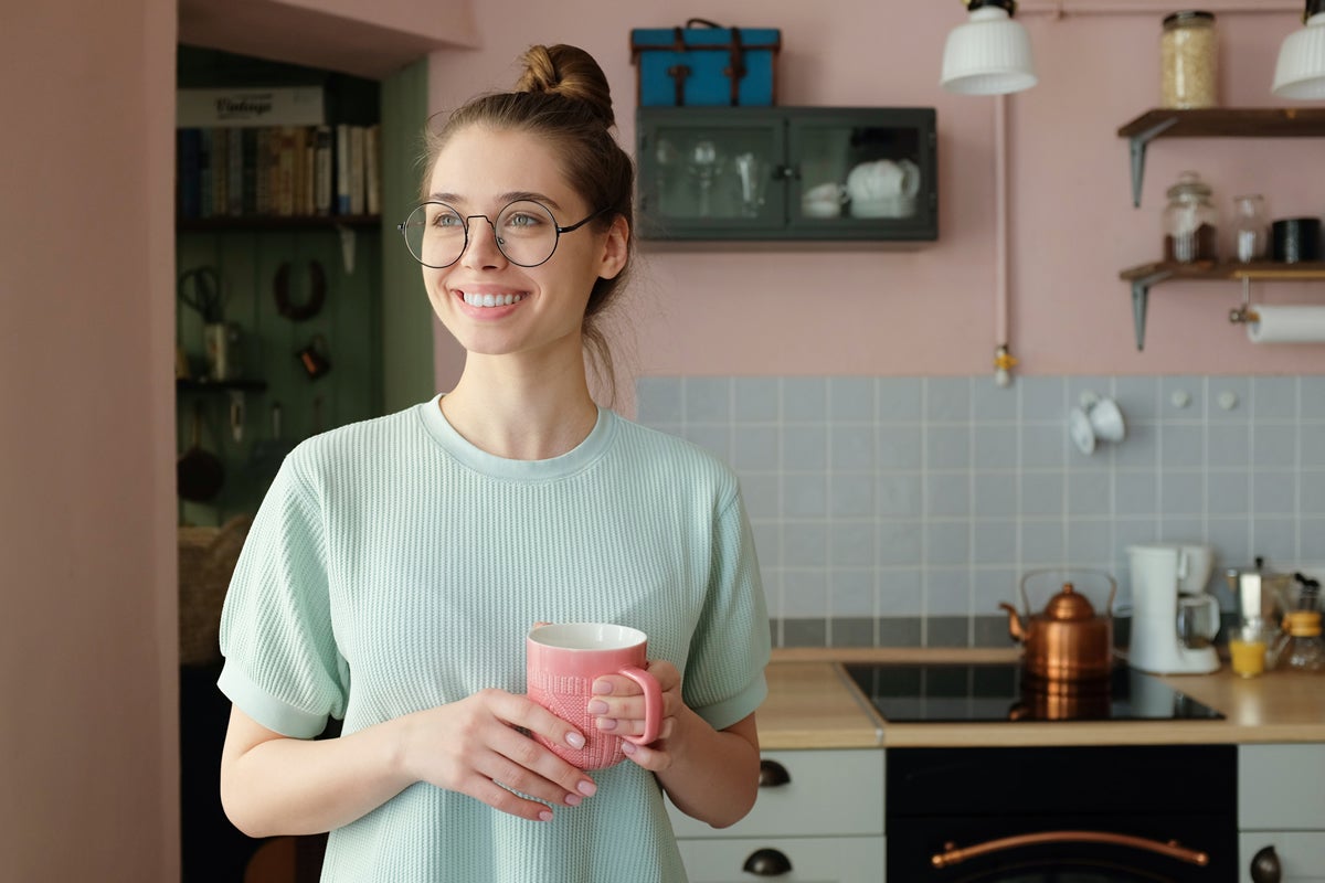 Mujer sonriendo luego de hacer pausas activas