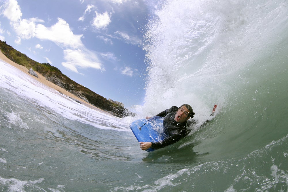 Hombre practicando Bodyboard