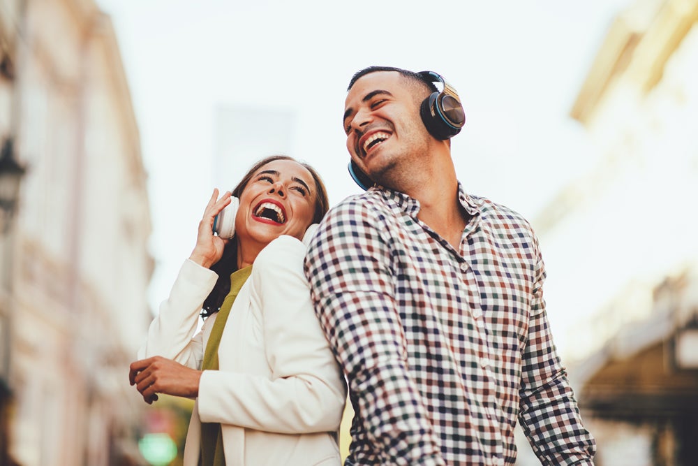 Personas disfrutando de sus vacaciones escuchando música