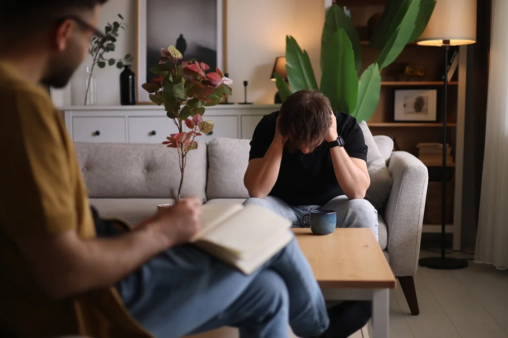 Hombre hablando con alguien porque experimenta burnout laboral