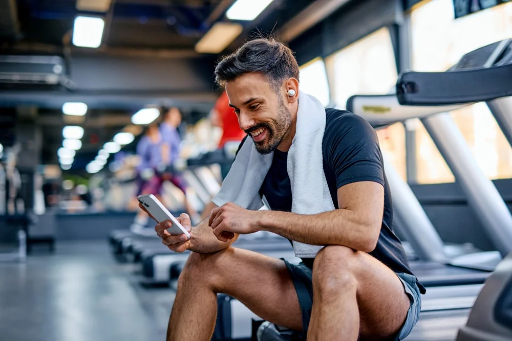 Hombre haciendo ejercicio antes de ir a trabajar