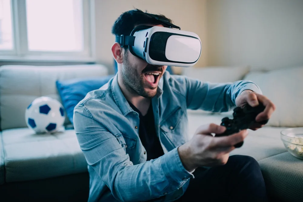 Hombre jugando un juego de realidad virtual o aumentada