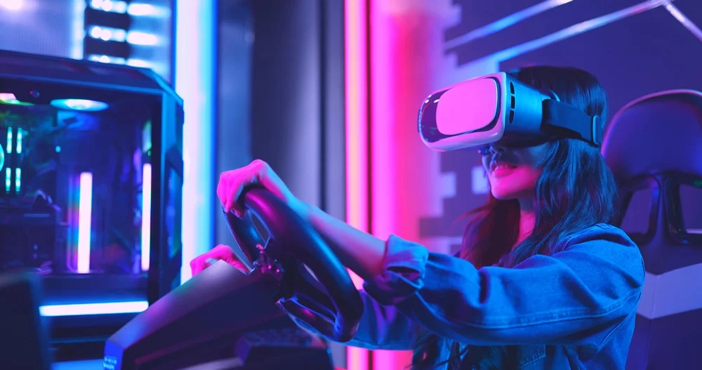 Mujer jugando juegos de carreras con realidad virtual