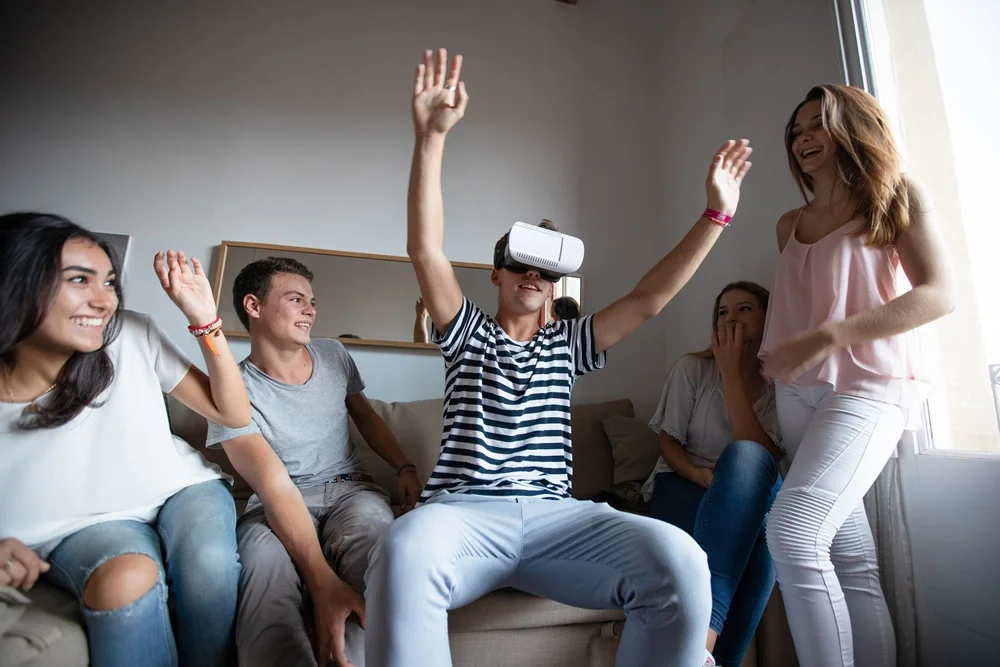 Amigos disfrutando de la realidad virtual y aumentada