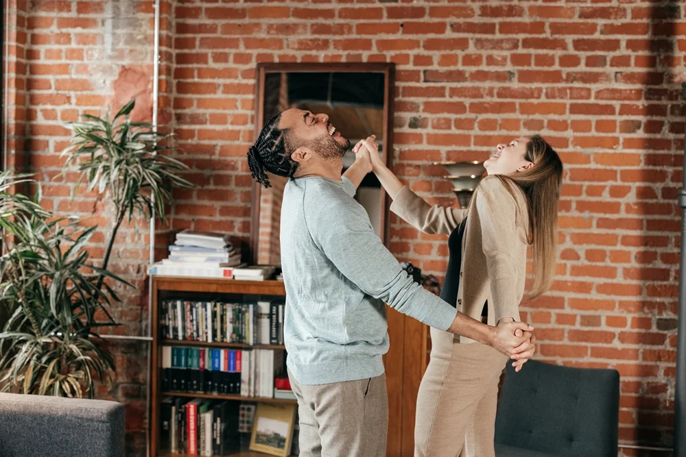 Pareja bailando salsa en su momento de pausa y descanso
