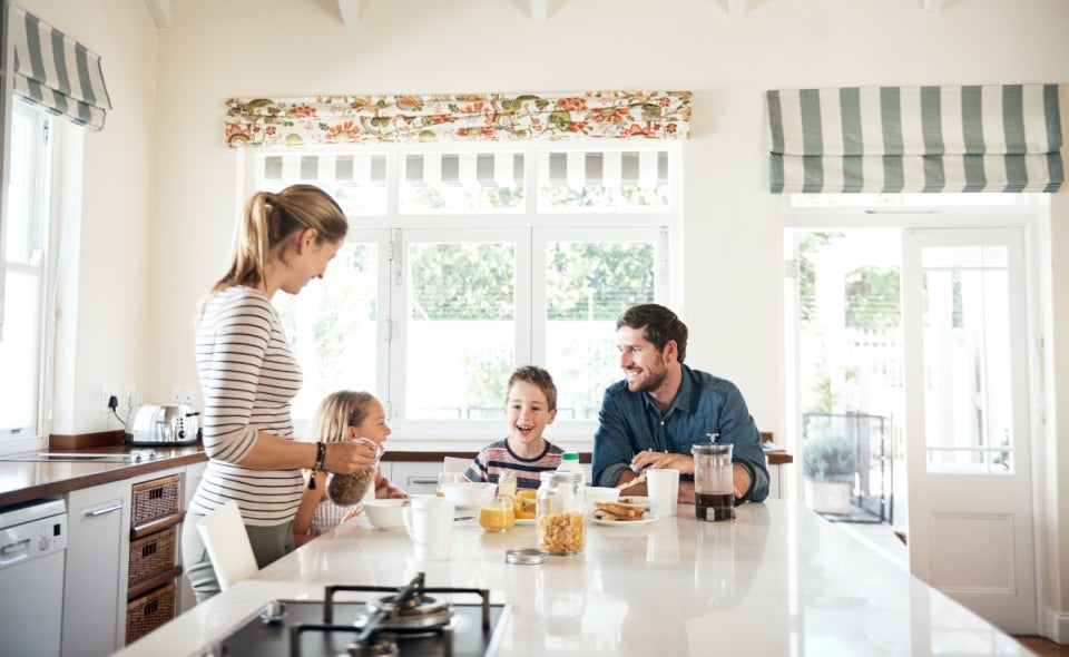 Familia disfrutando el desayuno