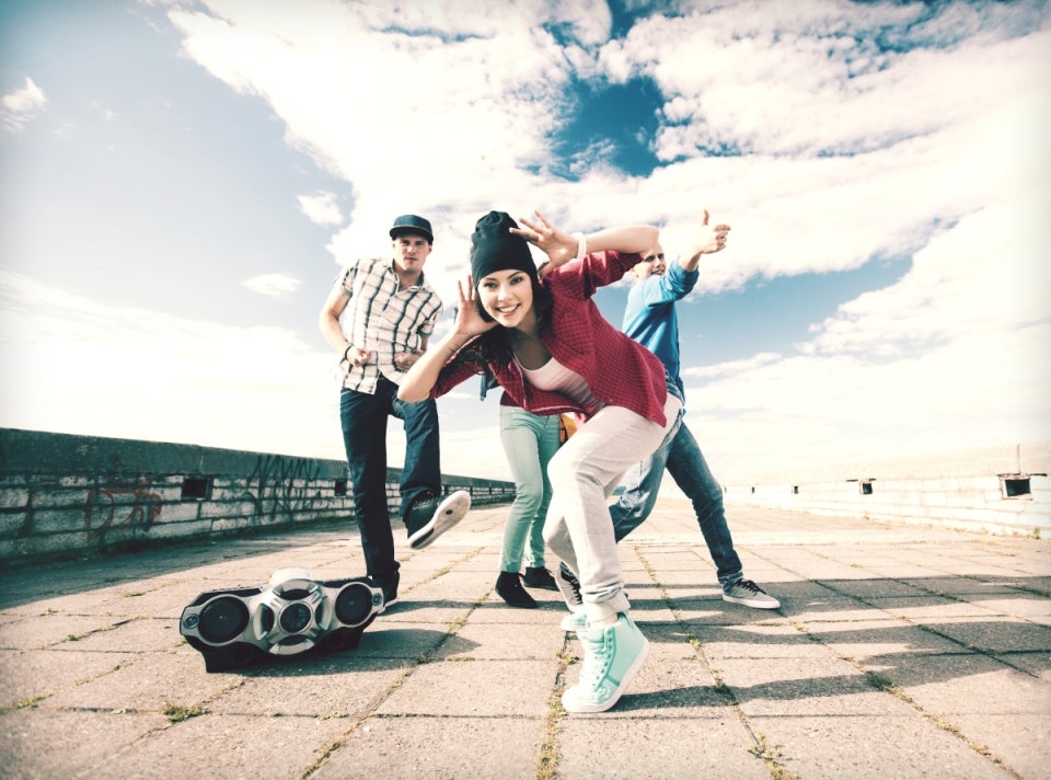 Amigos haciendo freestyle rap en la calle