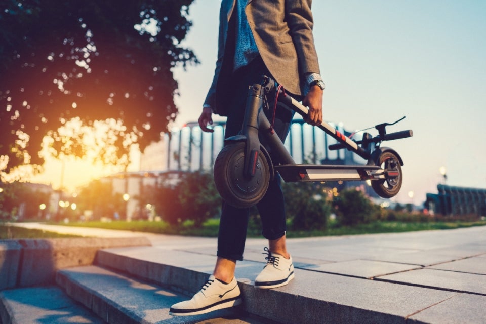 Una persona lista para hacer scooter freestyle en el parque