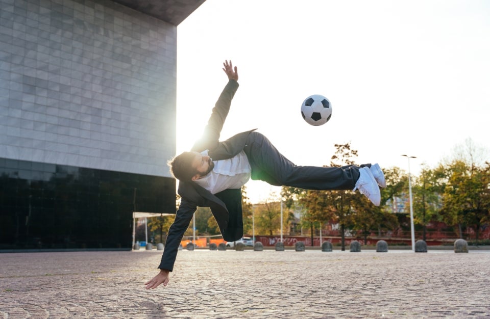hombre practicando el fútbol freestyle
