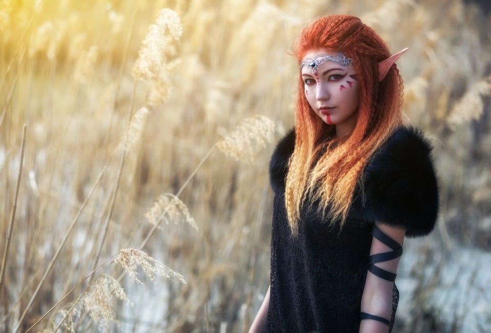 Mujer explorando el mundo del cosplay con su personaje favorito