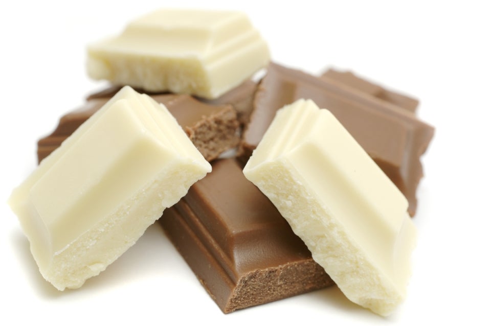 Trozos de chocolate blanco y negro tipos de chocolate que existen