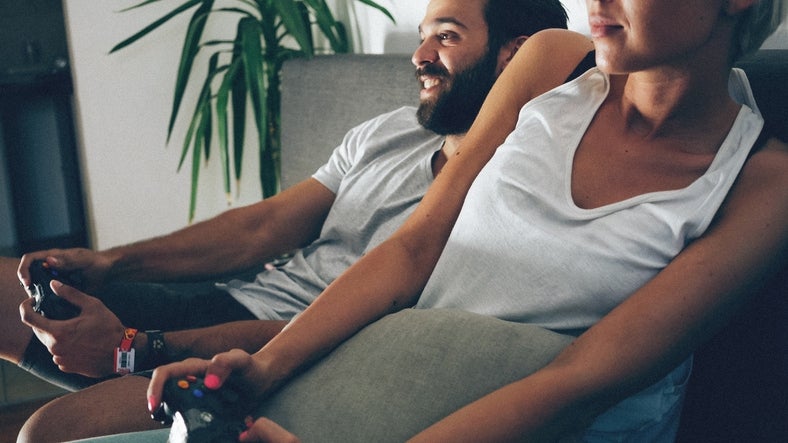 Hombre y mujer jugando videojuegos