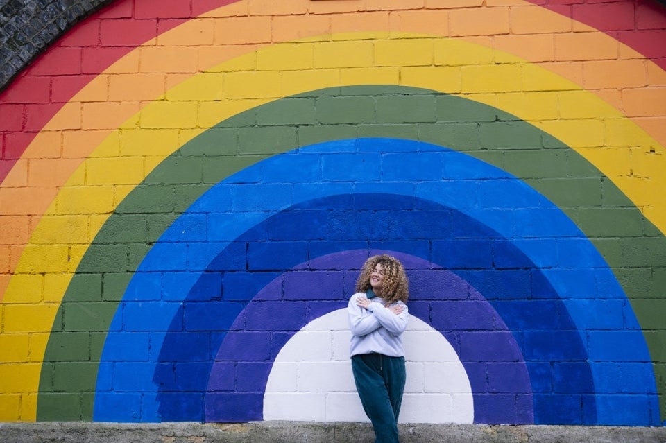 Mujer parada en un mural de pared