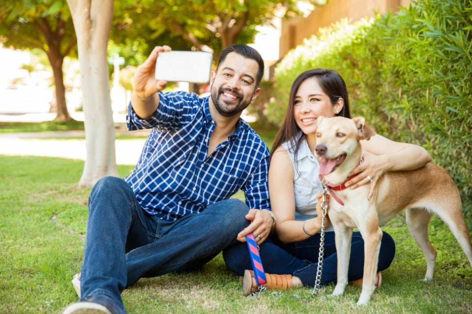 Hombre mujer y su perro compartiendo un momento de diversión en familia