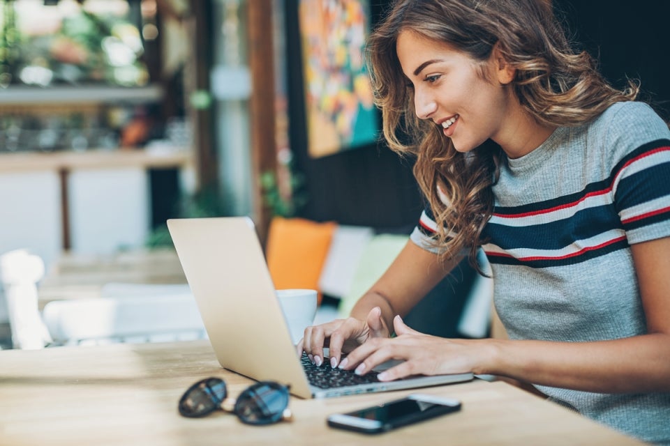 Mujer trabajando en el computador