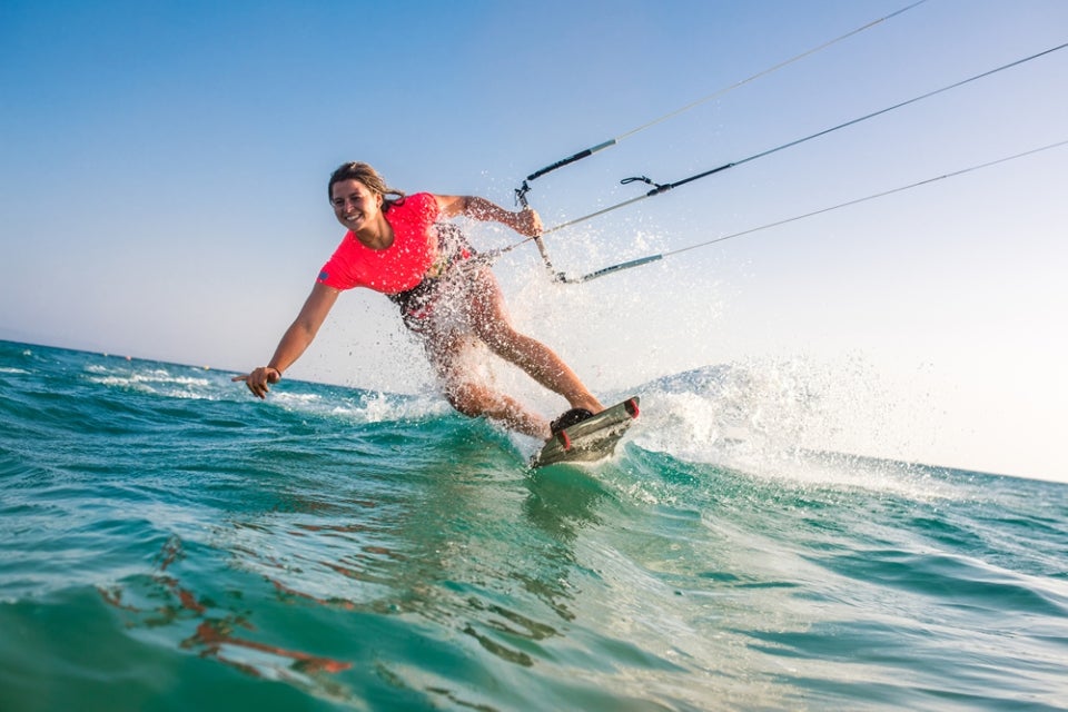 Mujer practicando deportes acuáticos