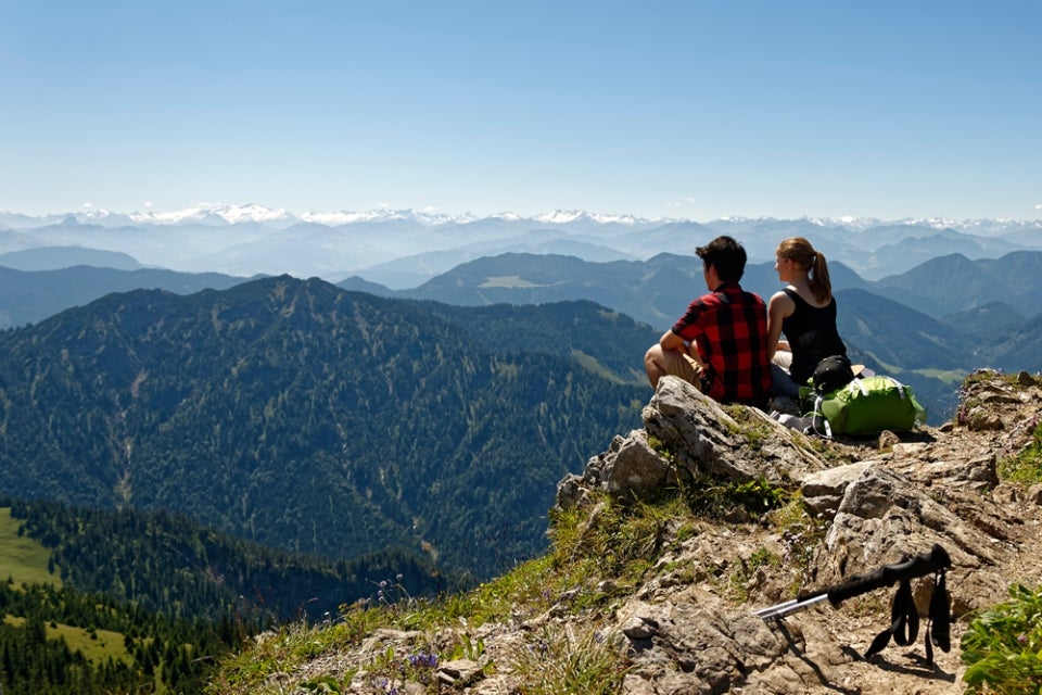 Personas disfrutando de la montaña como parte de los planes de vacaciones