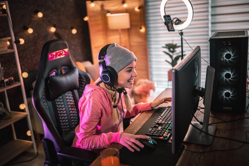 Mujer streamer haciendo transmisión en vivo