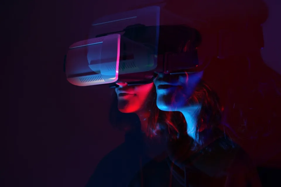 Mujer con gafas de realidad virtual o aumentada