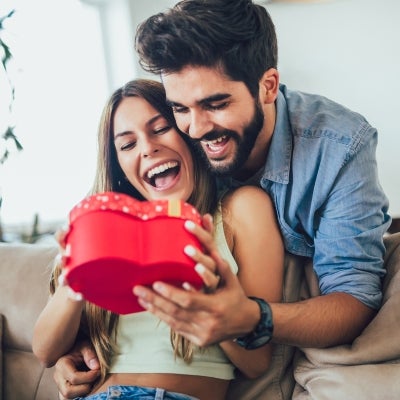 Hombre dándole un detalle de amor y amistad a su esposa en forma de corazón
