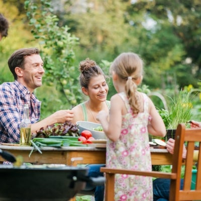 Familia compartiendo pasabocas sencillos reunidos en una mesa