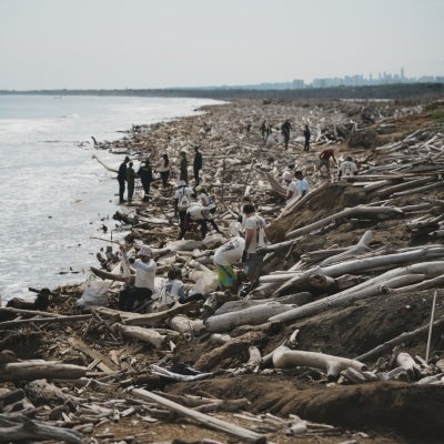 Playa de Puerto Colombia con la basura recogida por la Tropa de Playa Limpia