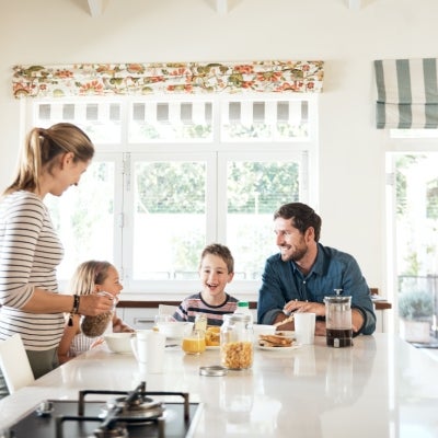 Familia disfrutando el desayuno