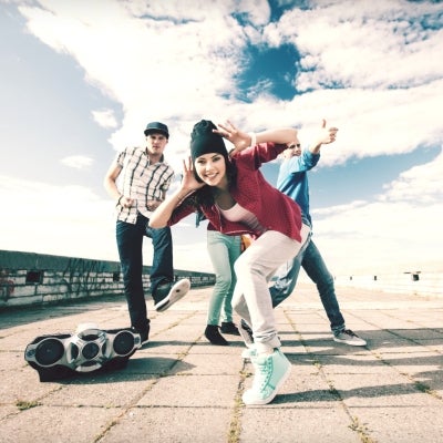 Amigos haciendo freestyle rap en la calle