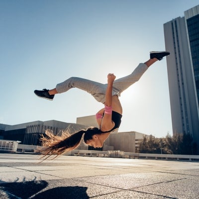 Mujer practicando parkour en la calle