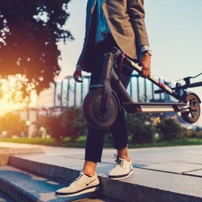 Una persona lista para hacer scooter freestyle en el parque