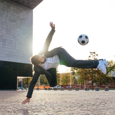 hombre practicando el fútbol freestyle