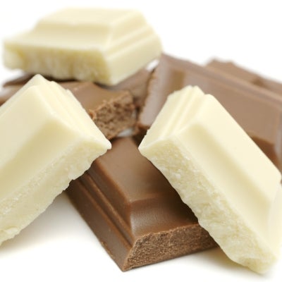 Trozos de chocolate blanco y negro tipos de chocolate que existen
