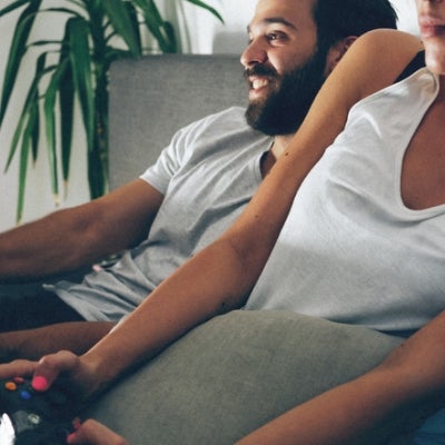 Hombre y mujer jugando videojuegos