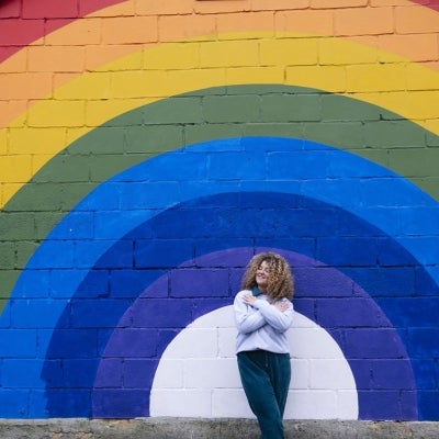 Mujer parada en un mural de pared
