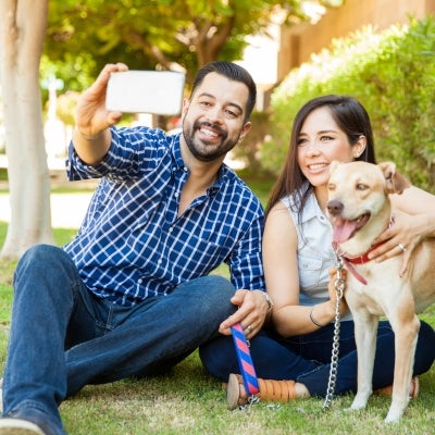 Hombre mujer y su perro compartiendo un momento de diversión en familia