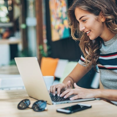 Mujer trabajando en el computador